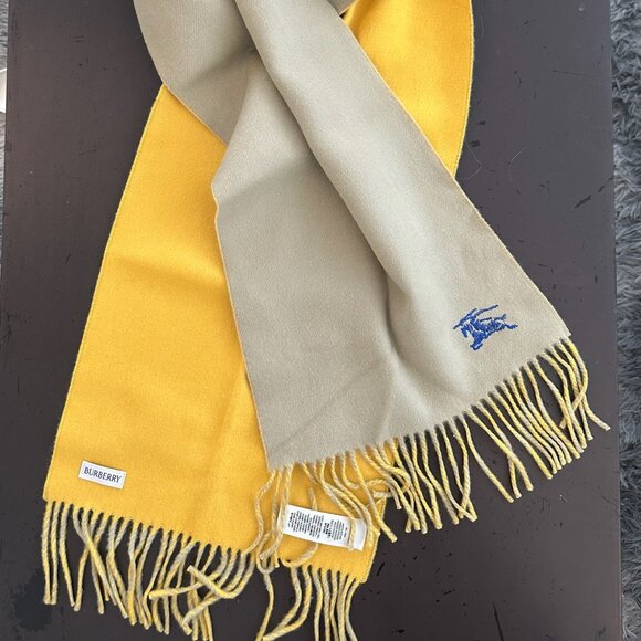 Burberry Scarf - Picture 3 of 3